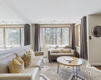 Cozy Coyote Fork Condo - Truckee - Living room