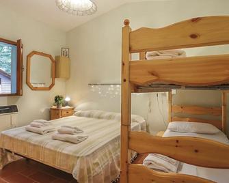 Beautiful private villa for 6 guests with WIFI, TV, patio, pets allowed and parking - Corfino - Habitación