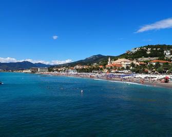 Tra Gli Ulivi - Pietra Ligure - Beach