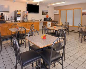 Home-Like Room Near Downtown Iowa – Perfect for One-Night Business Stays - Atlantic - Restaurant