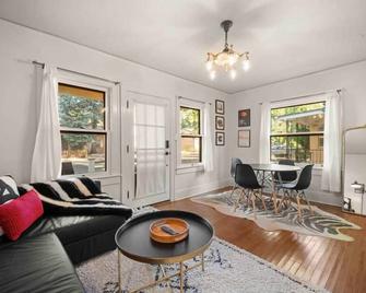 Stylish heart of Downtown Flagstaff Unit with HotTub - Flagstaff - Sala de estar