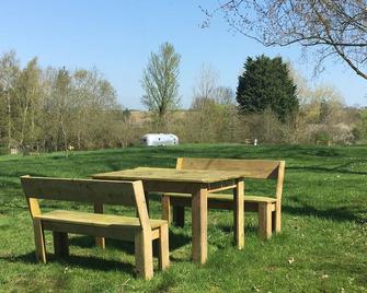 1960's Bullet Airstream recently renovated for luxury getaway - Shipston-on-Stour - Patio