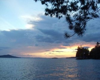 Caretakers Apartment-Split level Full Bed with European Bath Pet Friendly fee applies - Wolfeboro - Vista del exterior