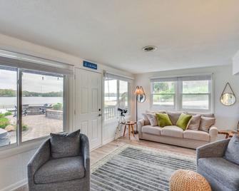 Rome City Lake House with Dock and Waterfront Views! - Kendallville - Living room