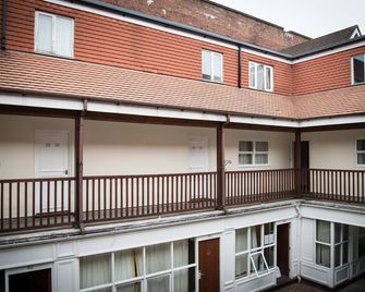 Tlk Apartments And Hotel - Orpington - Building