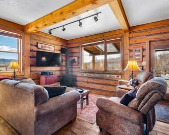 Deerwood Station- Relax in Our Beautiful Guest Cabin! - Laramie - Huiskamer