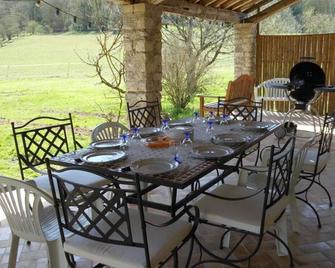 Gites de la Fontaine Gargot - Poligny - Patio