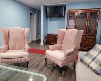 Comfortable, Affordable Oasis for a Couple - Unit A - Altamonte Springs - Living room