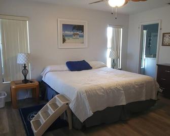 3 bed, 2 bath home for your Get A Way! Great for couples, family or Business! - North Fort Myers - Bedroom