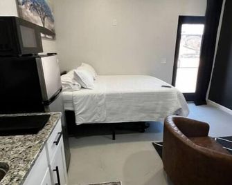 Crash Pad -Studio East Room - Hobbs - Bedroom