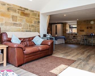 Cross House Studio Dog Friendly Stone Barn Conversion In The Heart Of Warkworth - Morpeth - Living room