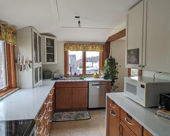 Oceanview, Handicap Friendly, Dogs & Babies Welcome. Watch the Seashore parade! - Peaks Island - Kitchen