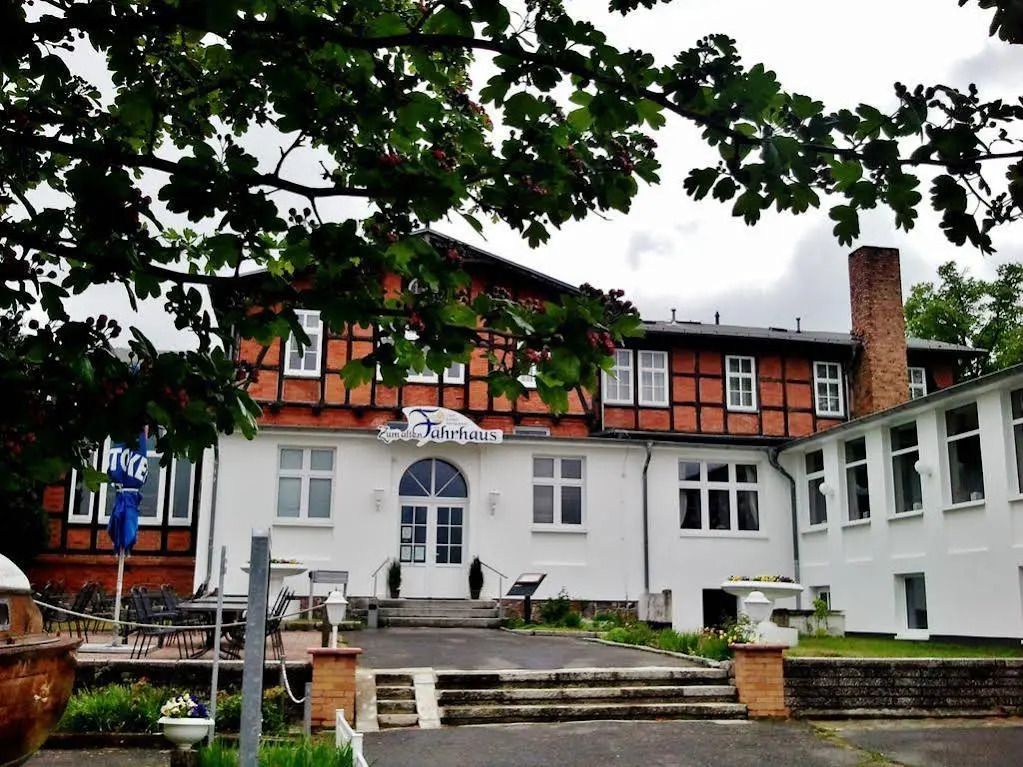 Pension Zum Alten Fährhaus - רוסטוק - בניין