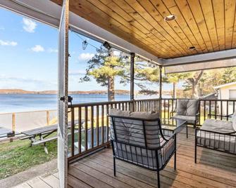 Cottage · Beachfront Cottage on Lake Champlain, Colchester - Colchester - Balcony