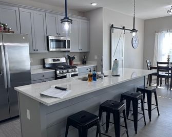 Spacious 3 bed 2 bath with King Master in Sycamore - Sycamore - Kitchen