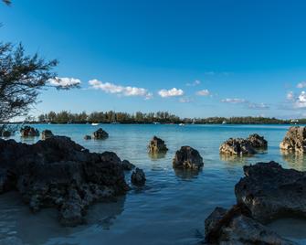 Grotto Bay Beach Resort - המילטון - חוף