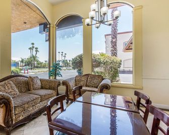 Rodeway Inn & Suites Canyon Lake - Canyon Lake - Lobby