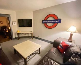 London Maisonette - Red Door - London