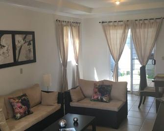 Residencial Oasis In The Heart Of Managua - Managua - Living room