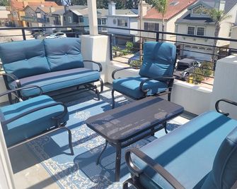 The ultimate beach getaway charming 3-bdrm 2-bath home steps from a sandy Beach - Port Hueneme - Balkón