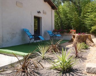 Gîte in Petite Camargue for 2 people on the banks of the Petit Rhône - Saint-Gilles - Binnenhof