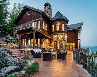 8 Bedroom Deer Valley Masterpiece with endless views. Theater hot tub game room ski-inout - Midway - Edificio