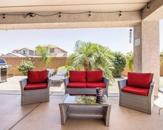 AZ Sun Palm Retreat w/optional Private Heated Pool - Surprise - Binnenhof