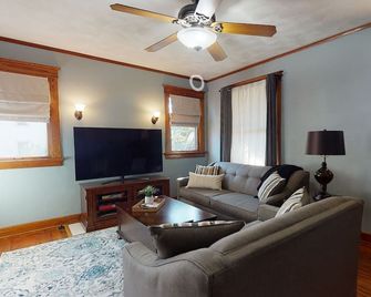Cozy Historic Downtown Edwardsville Charmer - Edwardsville - Living room