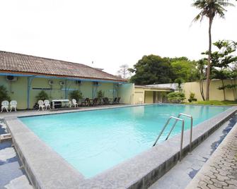 RedDoorz @ Solo Street - Depok - Pool