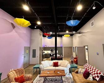 … The F•r•i•e•n•d•s Experience … - Gadsden - Wohnzimmer