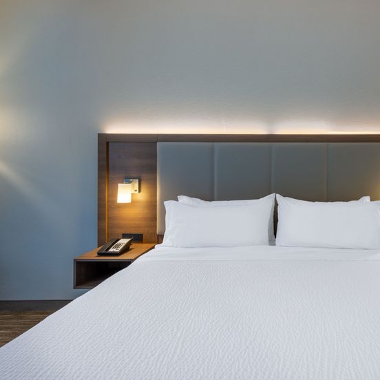 Holiday Inn Express State College @williamsburg Sq By IHG image 1