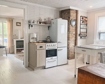 Campbell Street Cottage - Geneva - Kitchen