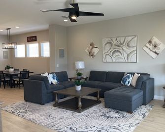 Absolutely stunning new home in Litchfield Park, close to Verrado area!!! - Litchfield Park - Living room