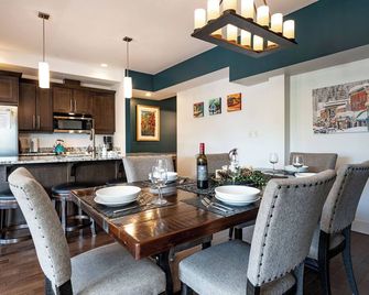 Downunder Mountain Retreat - Revelstoke - Dining room