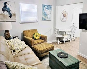 Cozy-Quiet Cottage Pets Kitchen - Tallahassee - Living room
