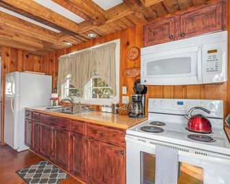 Classic Romantic Creek View D/T Cottage~ Walk to town & AT ~Relax on the Porch - Hot Springs - Kitchen