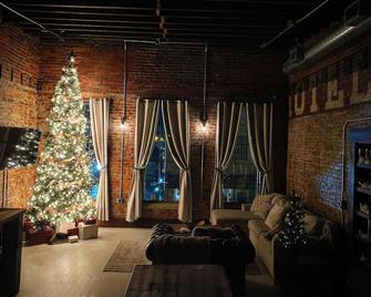 The Brewers Quarters At Sandy Springs Brewing Company - Minerva - Living room