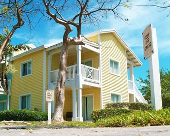 Bimini Nest Cozy Studio, Steps from the Beach - Bailey Town - Building