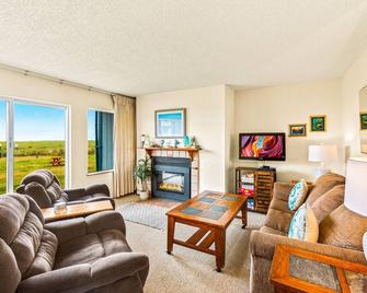 Oyster Condo - Moclips - Living room