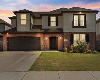 Fully renovated house with upscale finishes; 5 mins from Walmart AMP! - Lowell - Building