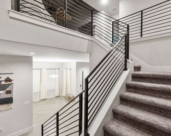 Luxe Modern 4b House With Office 20 Min - Manor - Stairs