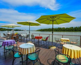 San Art Floating Hostel & Apartments - בלגרד - מרפסת