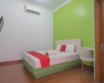RedDoorz Plus near Alun Alun Kuningan - Kuningan - Habitación