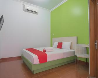 RedDoorz Plus near Alun Alun Kuningan - Kuningan - Habitación