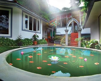 بيلا فيستا ريزورت - مونار - حوض السباحة