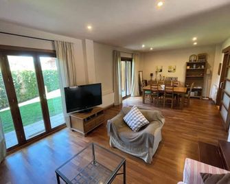 House in the middle of nature surrounded by mountains - Riu de Cerdanya - Living room