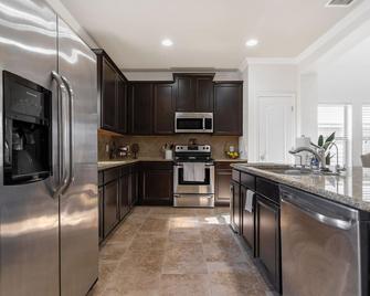 Luxury Pet Friendly 4 bdrm San Antonio home,between SeaWorld-Lackland AFB - Leon Valley - Kitchen