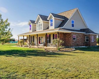 Large 5-Bedroom Farmhouse with Barn in Waxahachie Perfect for Families and Groups - Waxahachie - Gebouw