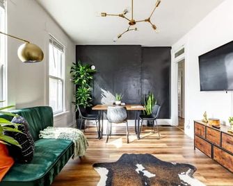 Jungle House Columbus Downtown Free Parking Sleeps 8 - Near Convention Center & Nationwide Arena - 2br Luxury Home - Pet Friendly Over 5,800 Five Star Stays - Columbus