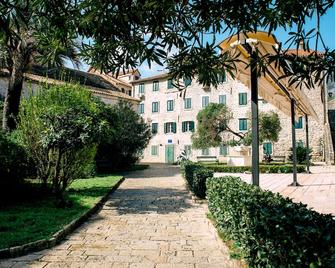 D & Sons Apartments - Kotor - Building